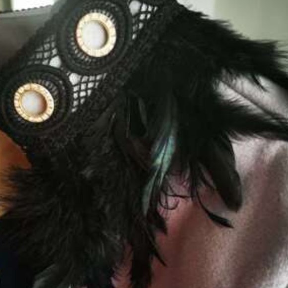 CLASSIC Feather Cape - Picture 11 of 11